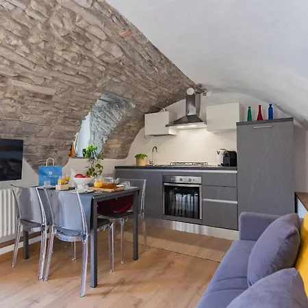 Pozzo Vertical With Garden And Parking By Rent Apartmán Torno